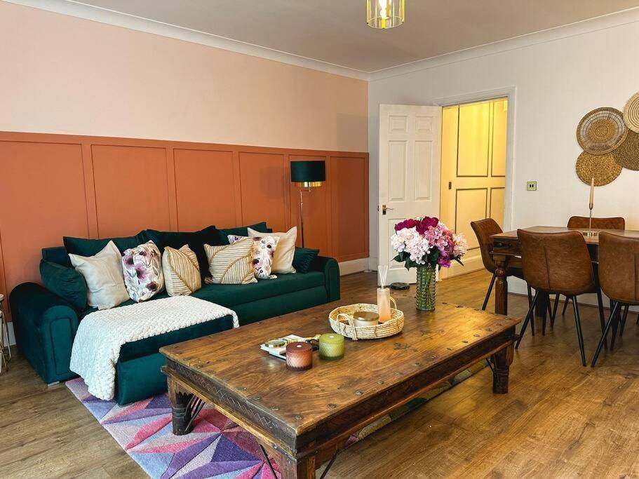 Charming Spacious 2Br Flat Near Station Plus Parking London Exterior photo